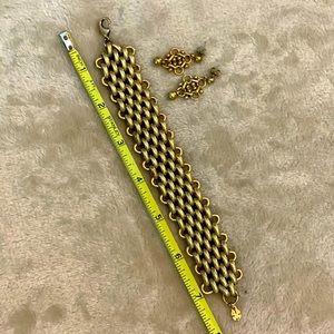 Bracelet & earring set. Good/brass tone.